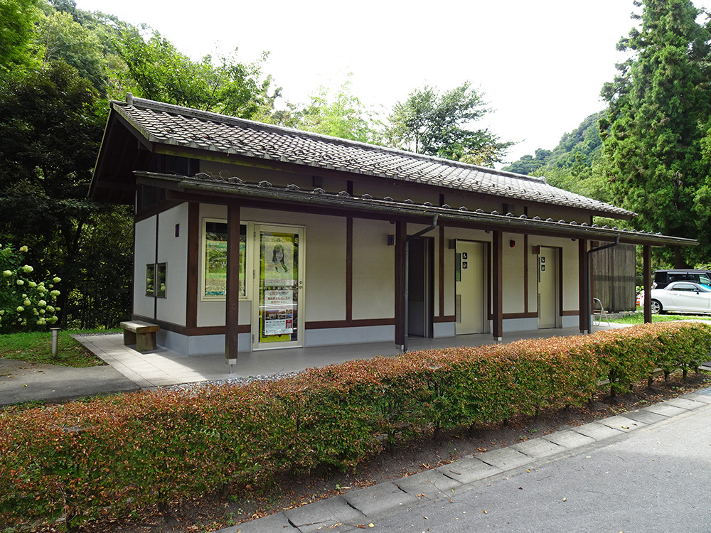高山社跡管理便所棟