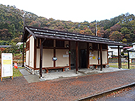 �O��