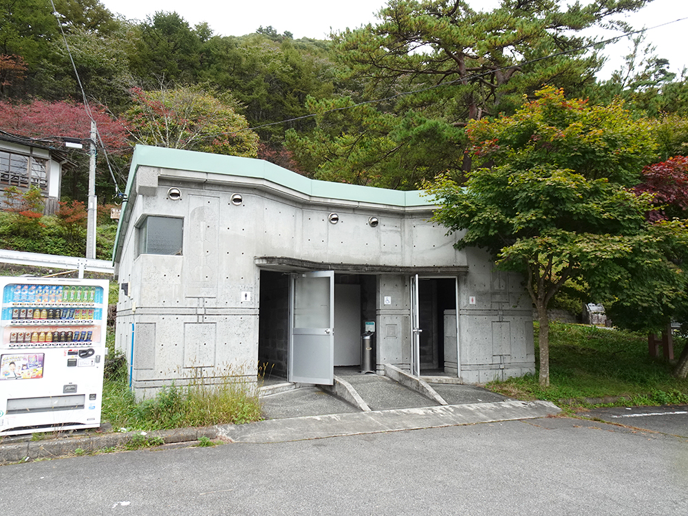 「湖畔の宿」記念公園前公衆トイレ