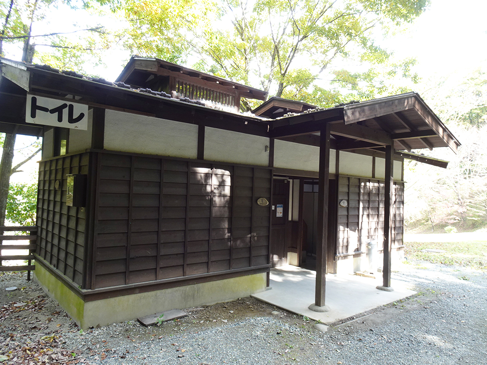 小平の里キャンプ場トイレ